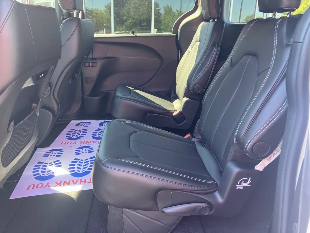 New 2027 Chrysler Pacifica Select FWD image 23