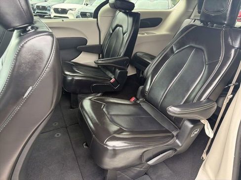 Used 2024 Chrysler Pacifica Touring-L FWD image 28