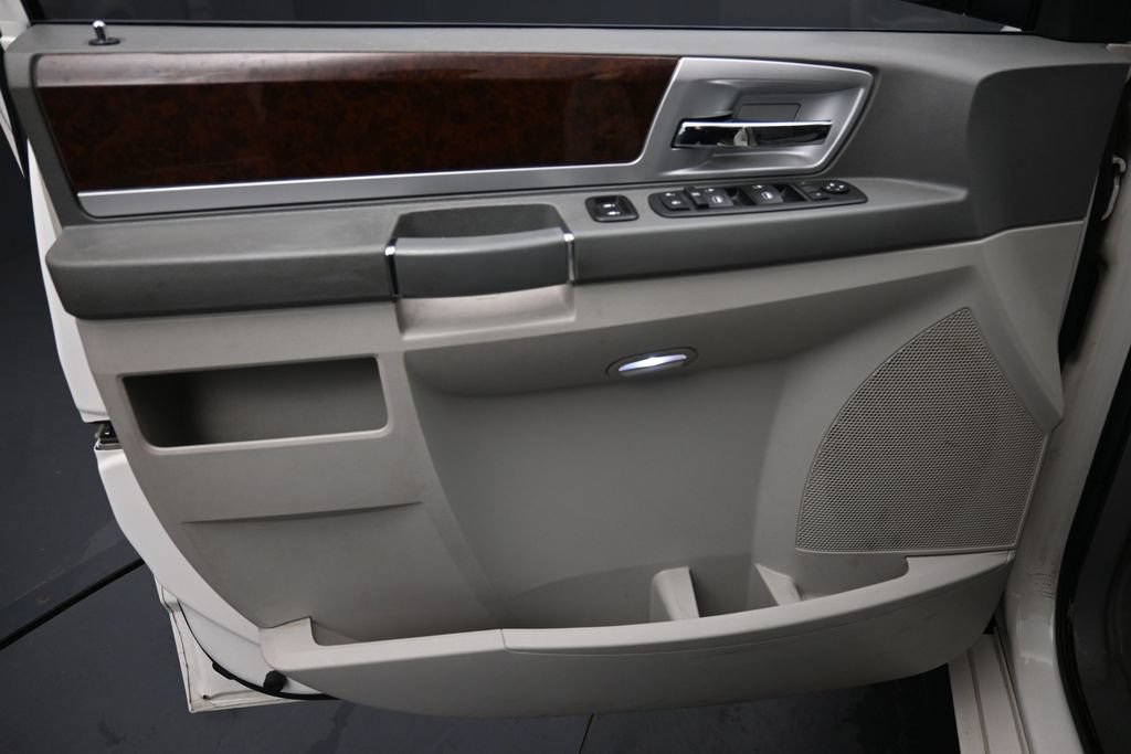 Used 2010 Chrysler Town & Country Touring FWD image 18