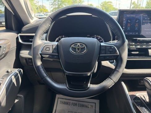 Used 2021 Toyota Highlander Platinum AWD/4WD image 26