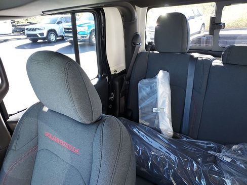 Used 2025 Jeep Gladiator Rubicon AWD/4WD image 14