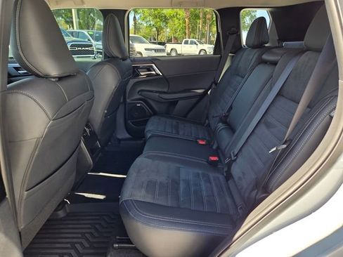 Used 2025 Mitsubishi Outlander SE FWD image 15