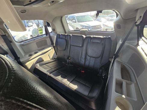 Used 2014 Chrysler Town & Country Touring-L w/ Driver Convenience Group image 13