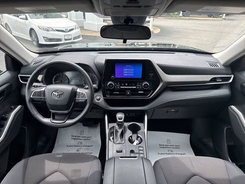 Certified 2025 Toyota Highlander LE FWD image 18