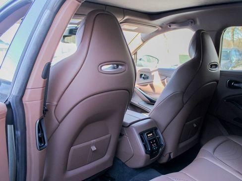 Used 2022 Aston Martin DBX image 11