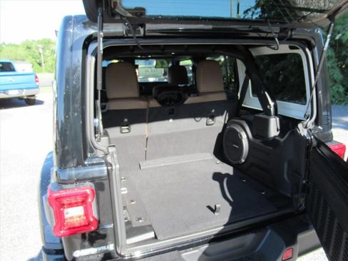 Used 2022 Jeep Wrangler Unlimited Sahara w/ LED Lighting Group AWD/4WD image 17