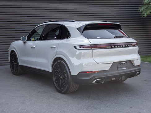 Certified 2024 Porsche Cayenne AWD/4WD image 3