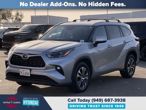 Used 2024 Toyota Highlander XLE FWD image 3