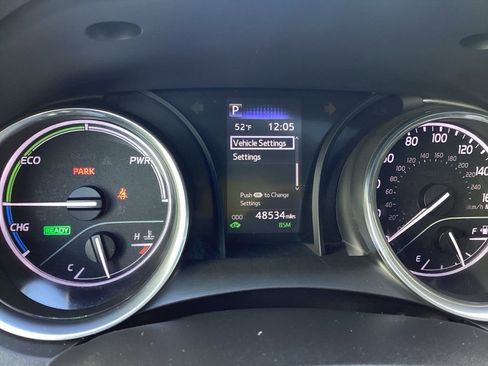 Used 2020 Toyota Camry SE w/ Sunroof Package image 12