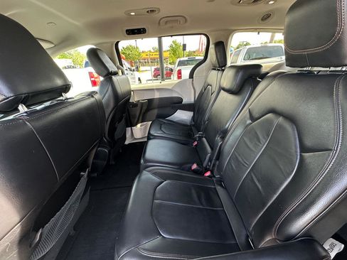 Used 2017 Chrysler Pacifica Touring-L FWD image 9