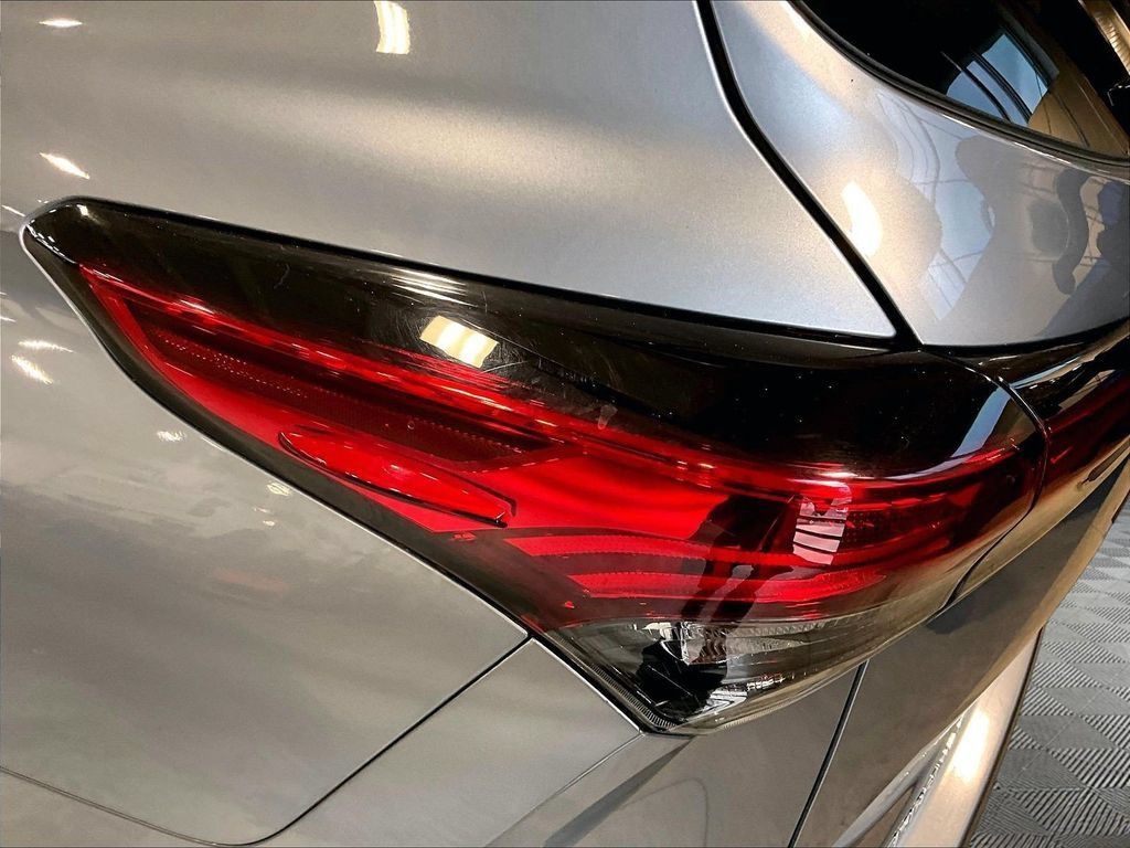 Used 2020 Toyota Highlander XLE AWD/4WD image 35