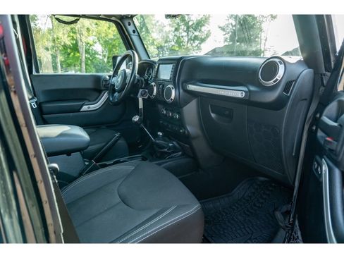 Used 2017 Jeep Wrangler Unlimited Sahara w/ Connectivity Group AWD/4WD image 17