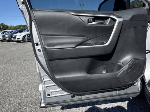 Used 2022 Toyota RAV4 SE w/ Convenience Package image 14