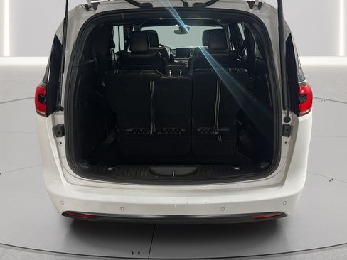 Used 2024 Chrysler Pacifica Limited FWD image 16