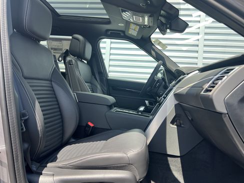 New 2025 Land Rover Discovery S image 27