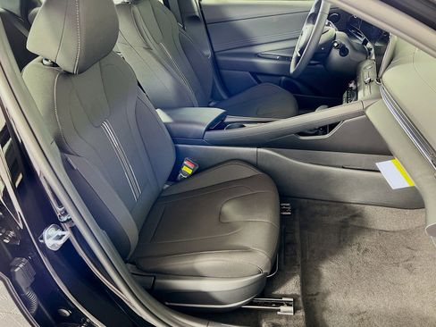New 2025 Hyundai Elantra SEL FWD image 23