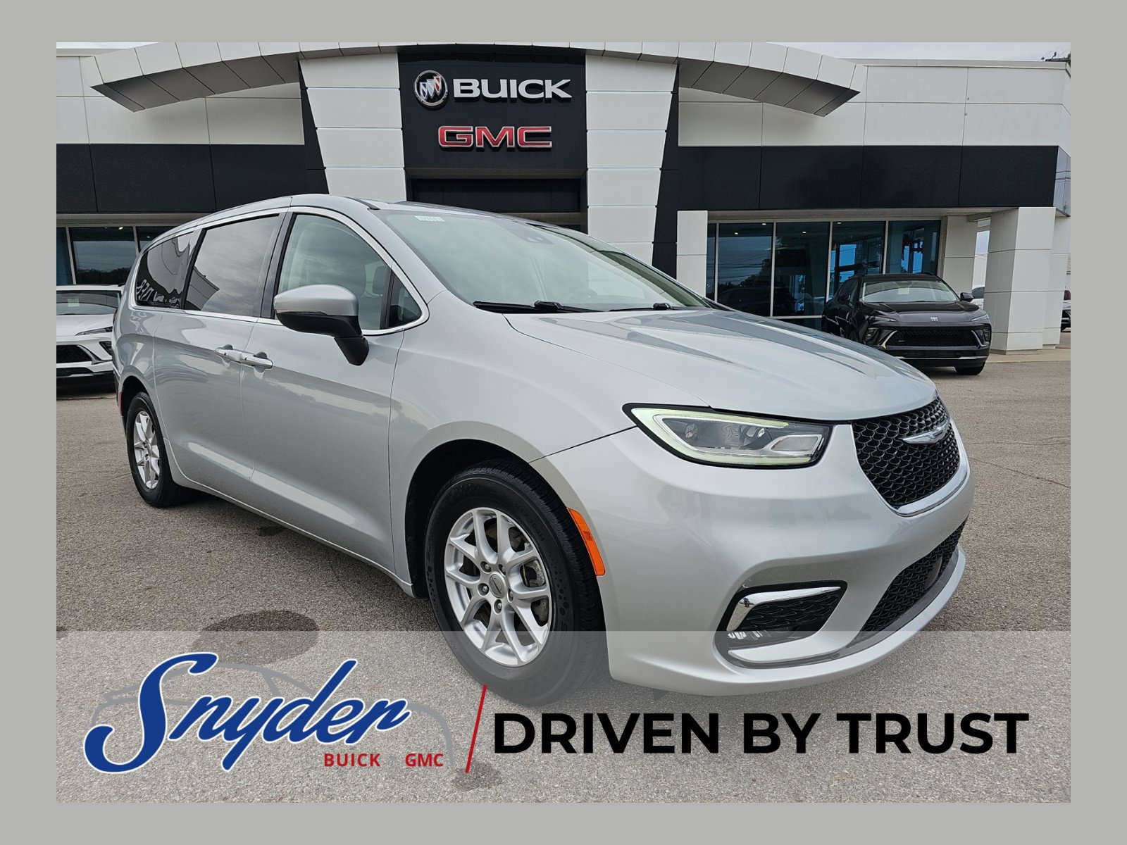 Used 2023 Chrysler Pacifica Touring-L FWD image 1