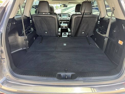 Used 2019 Toyota Highlander XLE AWD/4WD image 32