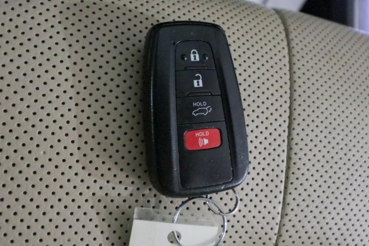 Used 2021 Toyota Highlander Limited FWD image 23