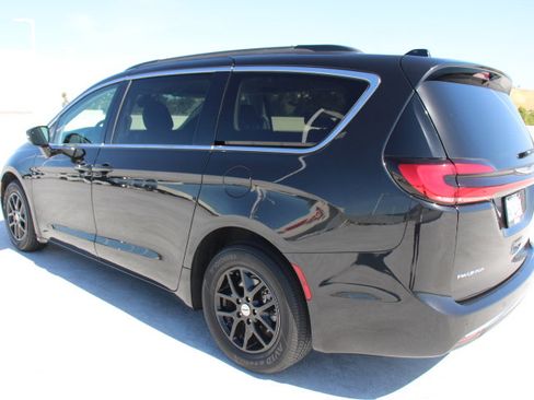 Used 2022 Chrysler Pacifica Touring-L image 5
