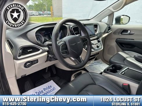 Used 2023 Chrysler Pacifica Touring-L FWD image 9