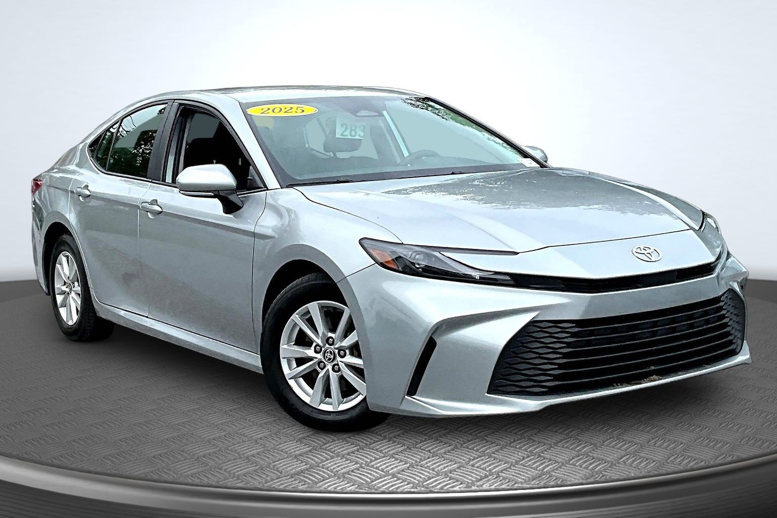 Used 2025 Toyota Camry LE FWD image 2