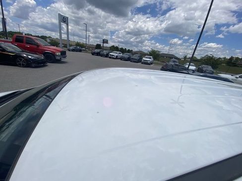 Used 2023 Chrysler Pacifica Touring-L FWD image 3