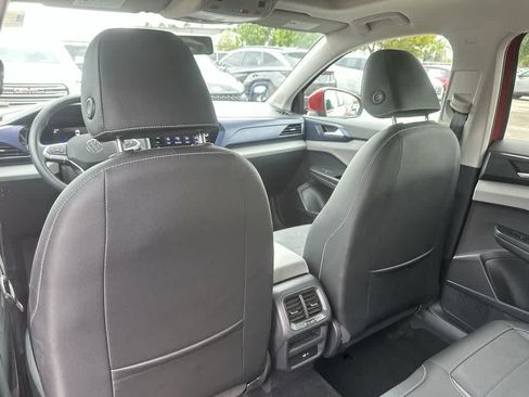 Used 2022 Volkswagen Taos SE w/ Panoramic Sunroof Package FWD image 23