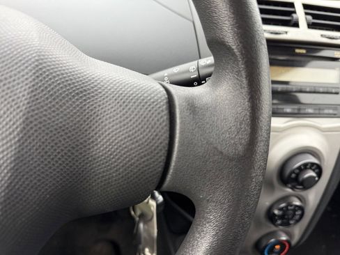 Used 2011 Toyota Yaris 4-Door Hatchback image 25