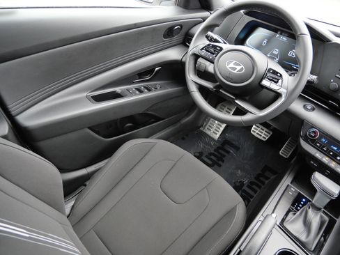 Certified 2025 Hyundai Elantra Sport image 9