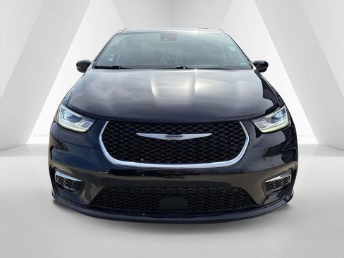 Used 2024 Chrysler Pacifica Touring-L image 2