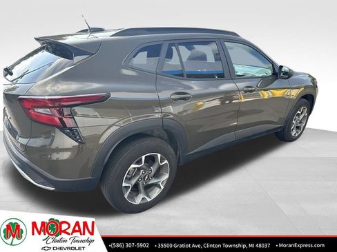 Used 2024 Chevrolet Trax LT w/ Driver Confidence Package FWD image 3