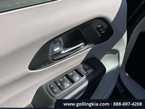 Used 2023 Chrysler Pacifica Touring-L FWD image 15