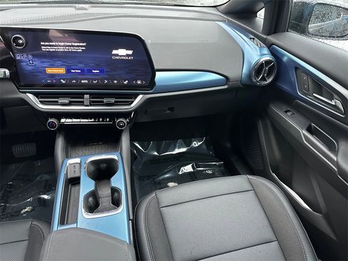 New 2026 Chevrolet Equinox EV LT image 18