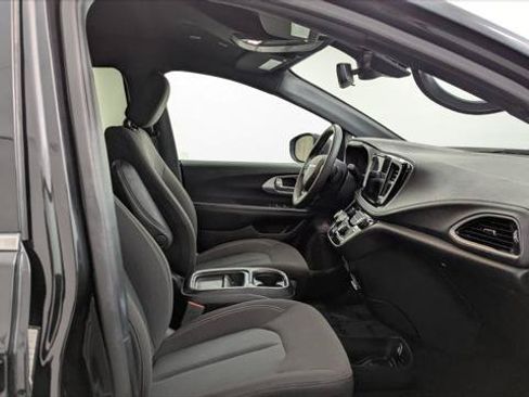 Used 2023 Chrysler Pacifica Touring FWD image 22