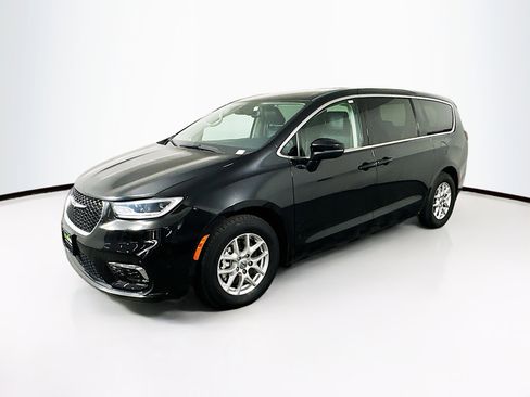 Used 2023 Chrysler Pacifica Touring-L image 3