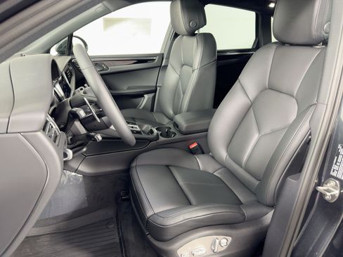 Certified 2026 Porsche Macan AWD/4WD image 5