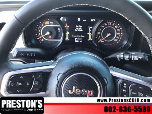 Used 2025 Jeep Wrangler Unlimited Sahara AWD/4WD image 17