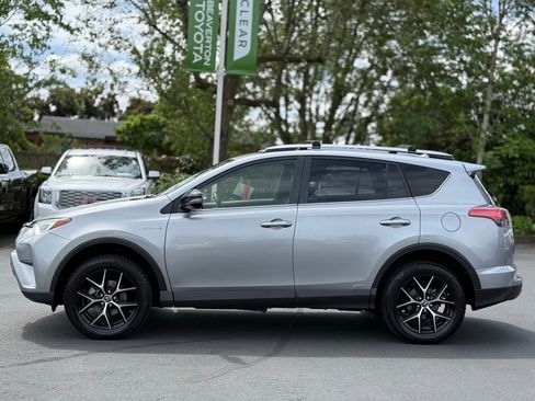 Used 2018 Toyota RAV4 SE AWD/4WD image 2