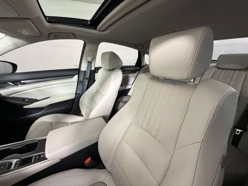 Used 2018 Honda Accord Touring image 5