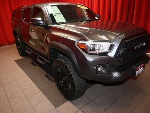 Used 2018 Toyota Tacoma TRD Off-Road image 3