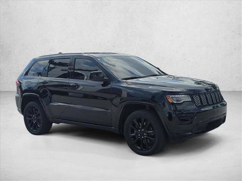 Used 2022 Jeep Grand Cherokee Laredo X image 3