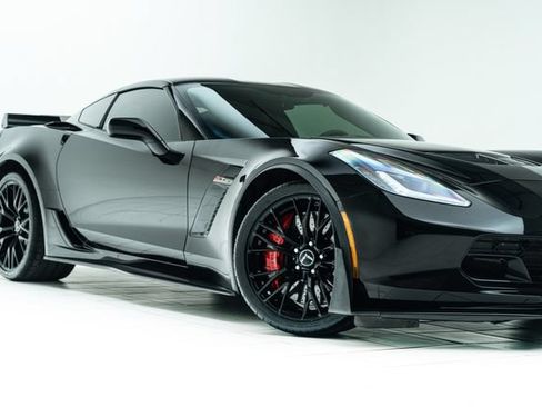 Used 2015 Chevrolet Corvette Z06 w/ 3LZ Preferred Equipment Group RWD image 3