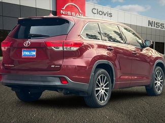 Used 2017 Toyota Highlander SE video 3
