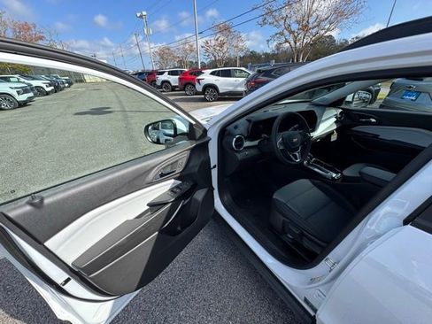 New 2026 Chevrolet Trax LT w/ Driver Confidence Package image 9