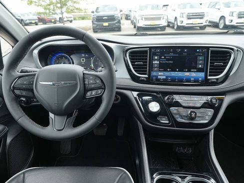 Used 2025 Chrysler Pacifica Limited FWD image 28