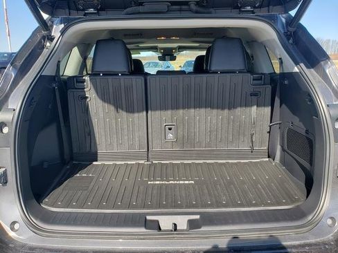 Used 2023 Toyota Highlander XLE image 7
