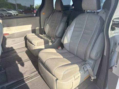 Used 2011 Toyota Sienna Limited w/ Premium Pkg image 4