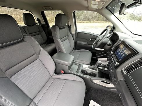 Used 2024 Nissan Frontier SV w/ Technology Package image 11