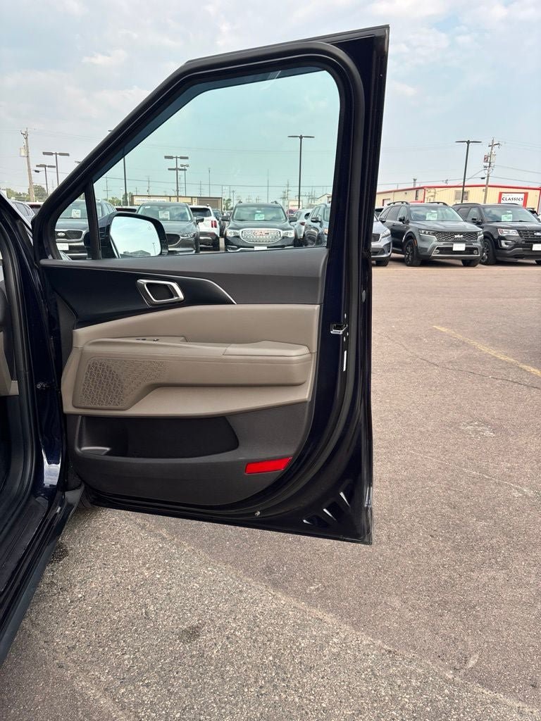 Used 2025 Kia Carnival FWD image 27